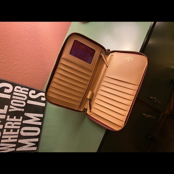 Large Kate Spade Travel Wallet - Picture 3 of 3